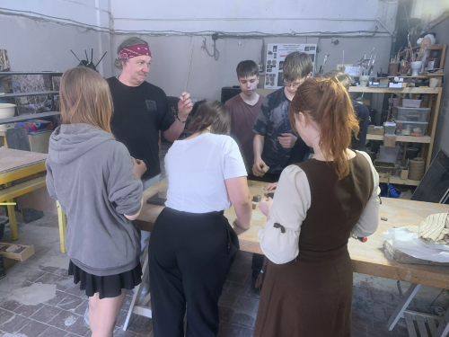 17.04.2026 года расширенный мастер-класс по созданию памятной тарелки в керамической мастерской "Нево Ладога"